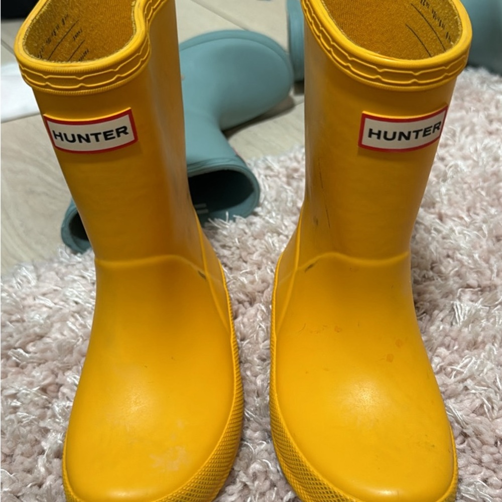 Yellow hunter toddler boots, size 9